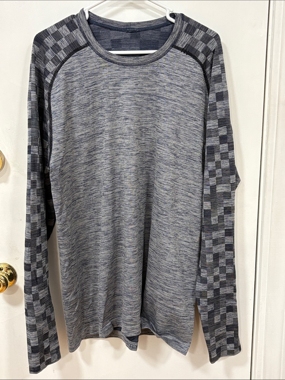 lululemon athletica Men's Long Sleeve Heather Grey Top with Checker Sleeves